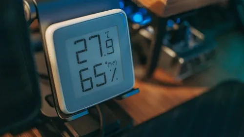 A digital hygrometer displays indoor temperature and relative humidity.